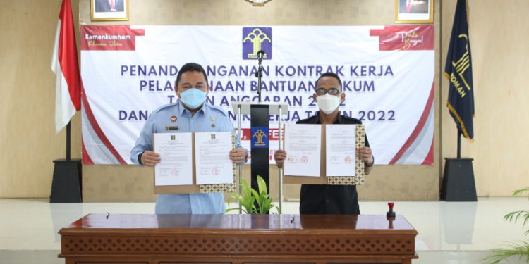 Penandatanganan kontrak bantuan hukum gratis oleh Plt Kepala Kantor Wilayah, Heni Susila Wardoyo serta perwakilan dari tujuh OBH.