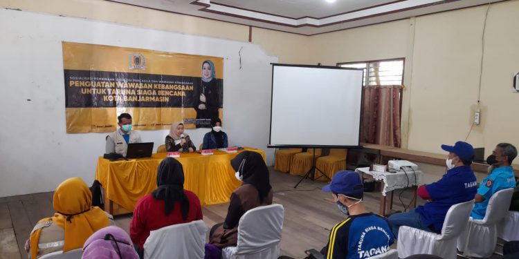 Anggota DPRD Kalael Hj Dewi Damayanto Said saat menyampaikan sambutannya pada acara penguatan wawasan kebangsaan untuk Tagana Kota Banjarmasin. (foto : putza)