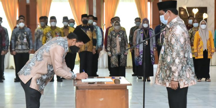 Gubernur Kalsel H Sahbirin Noor saat melantik 15 pejabat di lingkungan Pemkab Kalsel. (foto : Humas Pemrov Kalsel).