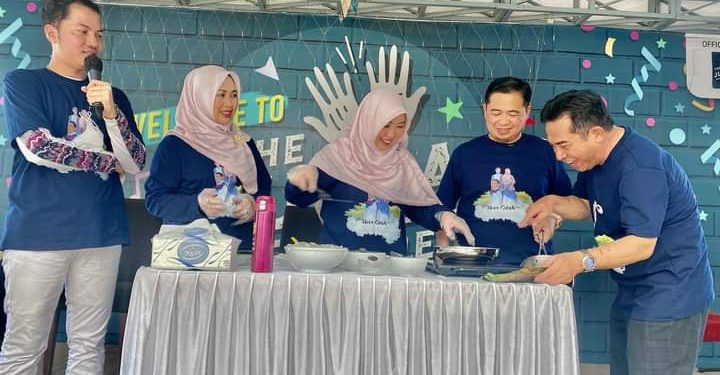 Walikota Banjarmasin H Ibnu Sina didampingi sang istri Siti Wasilah Ibnu Sina saat Milad ke-47, menyuguhkan makanan kepada Wakil Walikota Banjarmasin H Arifin Noor.