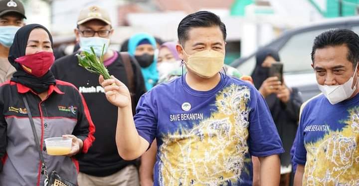 Walikota Banjarmasin H Ibnu Sina saat membuka Festival Food Arabian yang berbeda di kawasan Kampung Arab. (foto : Humas Pemko Banjarmasin).