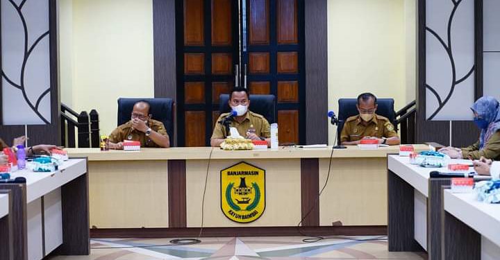 Sekdako Banjarmasin Ikhsan Budiman memimpin rapat koordinasi rencana percepatan capaian Vaksinasi Lansia. (foto : Humas Pemko Banjarmasin)