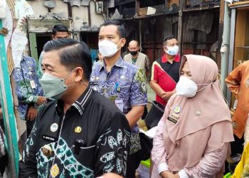 Walikota Banjarmasin Serahkan Bantuan untuk Korban Kebakaran di Gang Penghulu