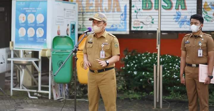 Sekdako Banjarmasin Arif Budiman saat memimpin apel di halaman kantor Kecamatan Banjarmasin Utara. (foto : Humas Pemko Banjarmasin)