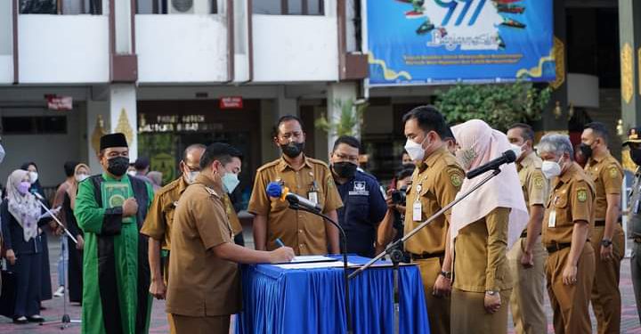 Walikota Banjarmasin H Ibnu Sina saat memimpin pelantikan dan pengambilan sumpah 199 pejabat struktural yang dilantik. (foto : Humas Pemko Banjarmasin)