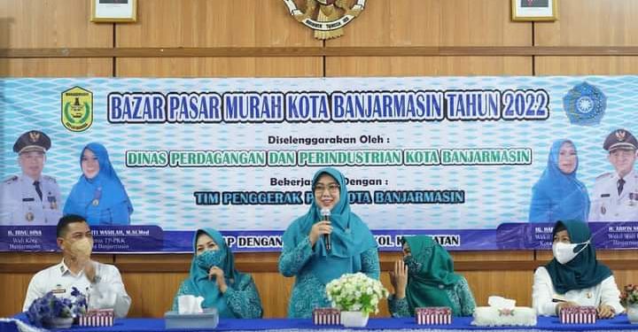 Kegiatan Pasar Murah yang dibuka langsung Ketua TP-PKK Kota Banjarmasin Hj Siti Wasilah. (foto : Humas Pemko Banjarmasin)