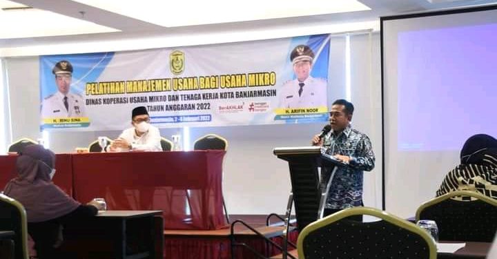 Wakil Walikota Banjarmasin H Arifin Noor saat memberikan sambutan pada kegiatan pelatihan pelaku usaha mikro. (foto : Humas Pemko Banjarmasin)