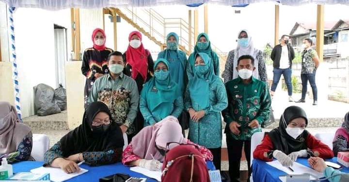 Walikota Banjarmasin H Ibnu Sina bersama Wakil Walikota Banjarmasin H Arifin Noor didamping istri masing-masing saat kegiatan peringatan hari Kanker Sedunia. (Foto : Humas Pemko Banjarmasin).