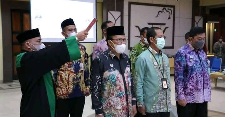 Pengambilan sumpah jabatan 12 pejabat struktural di lingkungan Pemko Banjarmasin. (foto : Humas Pemko Banjarmasin)