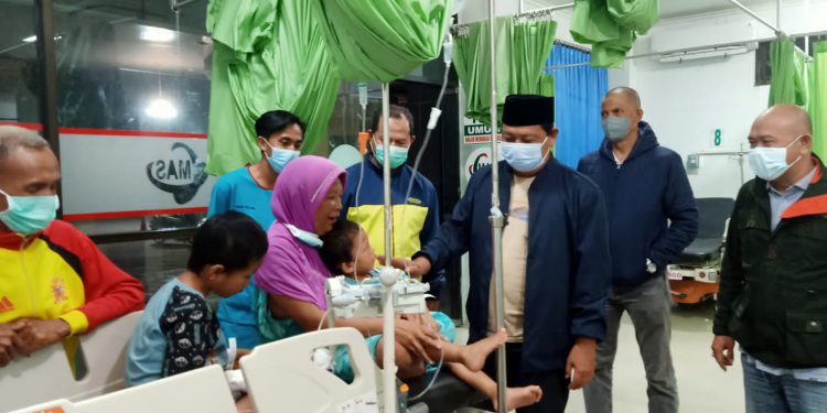 Gubernur Kalsel H Sahbirin Noor saat memberi motivasi dan doa kepada salah satu korban keracunan massal. (Foto : Humas Pemprov Kalsel)