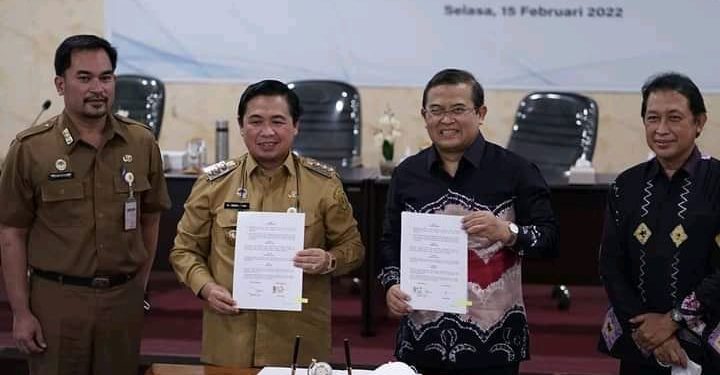 Walikota Banjarmasin H Ibnu Sina bersama Rektor ULM Prof Sutarto menunjukan perjanjian kerjasama untuk membangun Banjarmasin. (foto : Humas Pemko Banjarmasin)