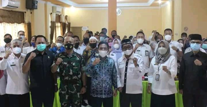 Wakil Walikota Banjarmasin H Arifin Noor berfoto bersama dengan peserta Musrenbang di Kecamatan Banjarmasin Timur. (foto : Humas Pemko Banjarmasin).