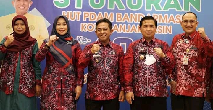 Walikota Banjarmasin H Ibnu Sina dan Wakil Walikota Banjarmasin H Arifin Noor befoto bersama Direktur Utama PDAM Bandarmasih Yudha Achmadi dan jajaran. (Foto : Humas Pemko Banjarmasin)