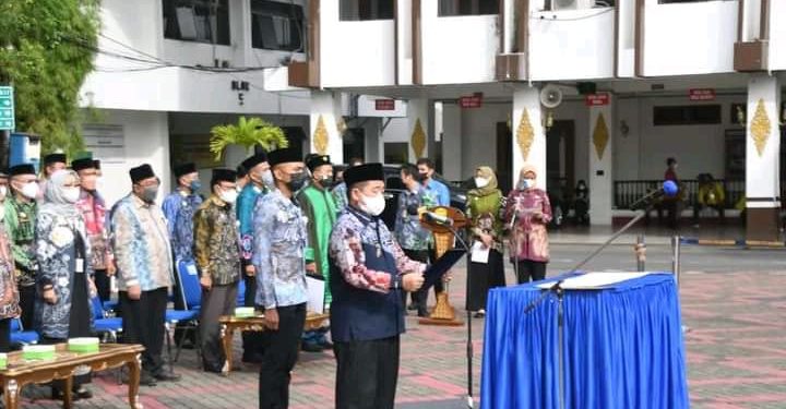 Walikota Banjarmasin H Ibnu Sina saat memimpin pelantikan sejumlah pejabat dan kepala sekolah di lingkungan Pemko Banjarmasin. (foto : Humas Pemko Banjarmasin).