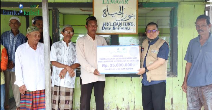 Penyerahan bantuan secara simbolis oleh Direktur UPZ Bank Kalsel, HM Fajri Muhtadi kepada Ketua Langgar Nurhayati, Norhadi di Langgar Nurhayati.