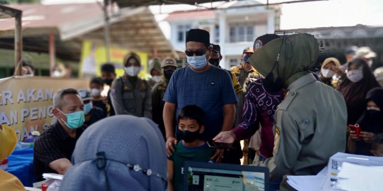 Gubernur Kalsel H Sahbirin Noor saat hadir menyemangati anak untuk mau divaksin saat kegiatan vaksinasi bergerak. (foto : Humas Pemprov Kalsel)