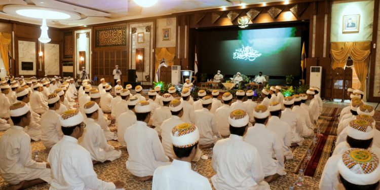 Gubernur Kalsel H Sahbirin Noor beserta jajaran dan warga saat memperingati Isra Mi'raj dan haul ulama besar. (Foto : Humas Pemprov Kalsel)