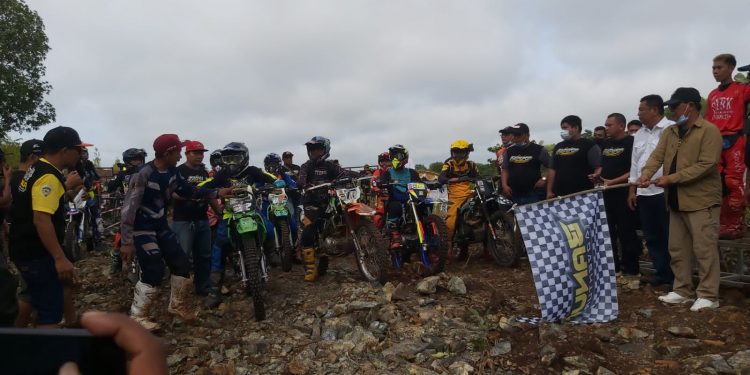 Gubernur Kalsel H Sahbirin Noor mengibarkan bendera start ajang Banua Adventure. (foto : Humas Pemprov Kalsel)