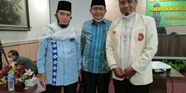 Tiga peserta berfoto bersama saat menghadiri Milad ke-55 DDII di Hotel Efa, Banjar. (foto : istimewa)