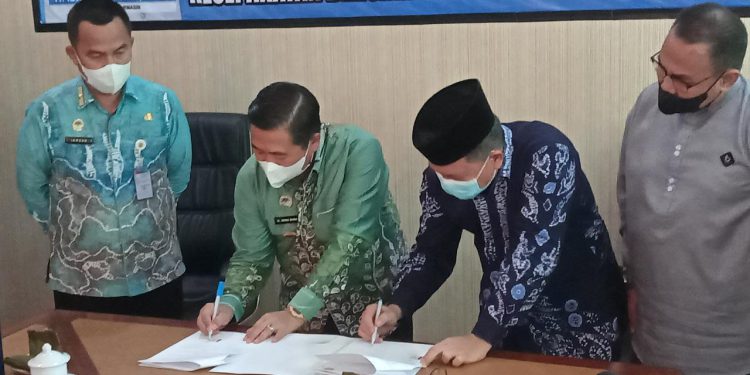 Walikota Banjarmasin H Ibnu Sina saat tandatangani MoU Kolaborasi Penta Helix dengan Uniska Banjarmasin. (foto : Humas Pemko Banjarmasin)