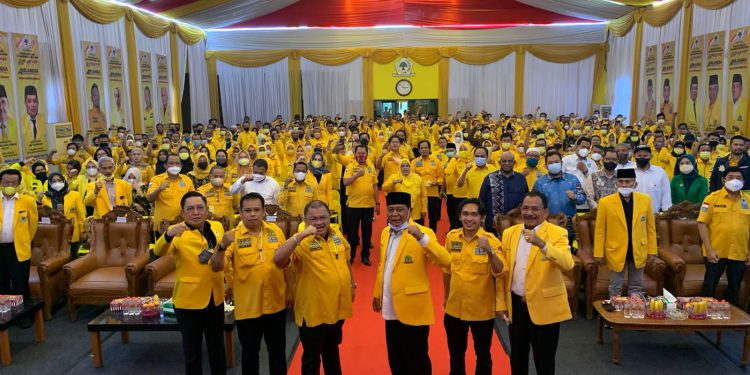 Ketua DPD Partai Golkar Banjarmasin H Yuni Abdi Nur Sulaiman dan jajaran foto bersama dengan Ketua DPD Partai Golkar Kalsel H Sahbirin Noor usai prosesi pelantikan.