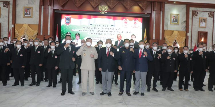 Pengurus KONI Kalsel foto bersama Wakil Gubernur Kalsel H Muhidin usai pelantikan. (foto : Humas Pemprov Kalsel)