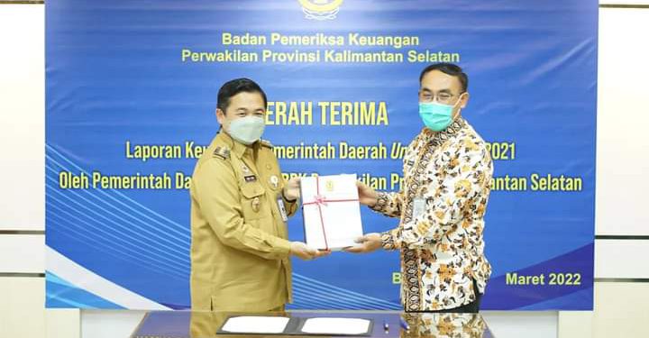 Walikota Banjarmasin Ibnu Sina menyerahkan Laporan Keuangan Pemerintah Daerah Unaudited TA 2021 kepada BPK RI Perwakilan Kalsel. (Foto : Humas Pemko Banjarmasin)