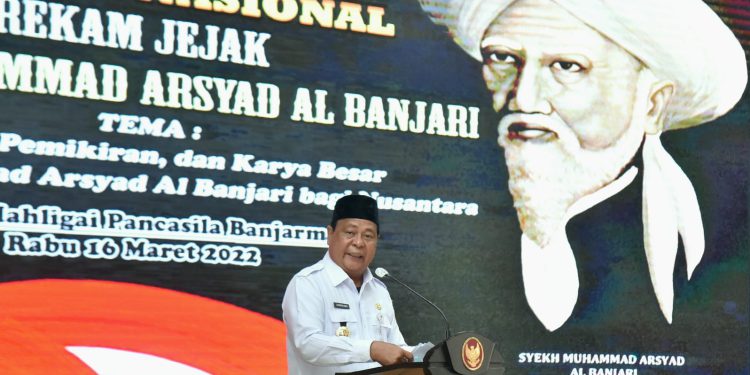 Gubernur Kalsel H Sahbirin Noor saat menyampaikan ulasannya Syekh Muhammad Arsyad Al-Banjari. (foto : Humas Pemprov Kalsel)