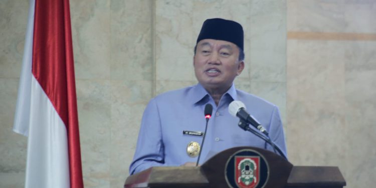 Wakil Gubernur Kalsel H Muhidin saat menyampaikan pandangan terkait penyertaan MIM Bank Kalsel di rapat paripurna DPRD Kalsel. (foto : Humas Pemprov Kalsel)