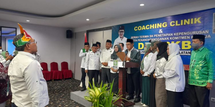 Ketua DPW PKB Kalsel dr HM Zairullah Azhar saat memimpin deklarasi dukungan kepada Ketua Umum H Muhaimin Iskandar maju sebagai Capres. (Foto : putza)