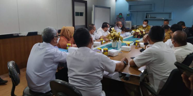 Pertemuan Pemko Banjarmasin bersama Dinas Perhubungan (Dishub), Asosiasi Pengusaha Truk Indonesia (Aptrindo) Kalsel, DPW Asosiasi Logistik dan Forwader Indonesia (ALFI)/ ILFA Kalsel. (Foto : Hendri)