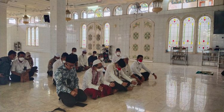 Kepala BNPT RI Komjen Pol Dr Boy Rafli Amar bersama rombongan saat ziarah di Makam Guru Sekumpul. (foto : istimewa)