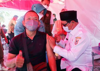 Disuntik Vaksin oleh Paman Birin, Herison Mengaku Sangat Senang