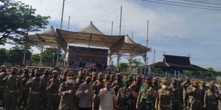 Foto bersama usai apel dalam rangka peringatan HUT ke 72 Satpol PP dan HUT ke-60 Satlinmas di halaman Pemko Banjarmasin. (foto : shn)