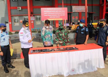 Puluhan HP Dipukul Palu lalu Dibakar