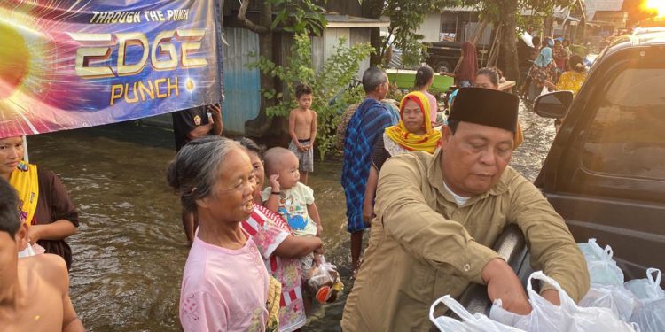 Gubernur Kalsel H Sahbirin Noor saat membagikan paket bantuan kepada warga terdampak banjir di Teluk Selong dan Sungai Rangas. (foto : Humas Pemprov Kalsel).