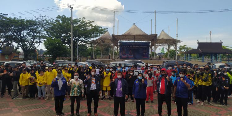 Walikota Banjarmasin H Ibnu Sina berfoto bersama di sela pelepasan atlet Kormi Banjarmasin. (foto : shn)