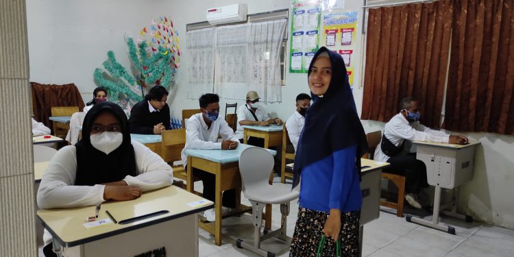 Anggota DPRD Banjarmasin dapil Banjarmasin Utara Amelia Handayani saat meninjau pelaksanaan ujian paket C di SMA PGRI 6 Banjarmasin.