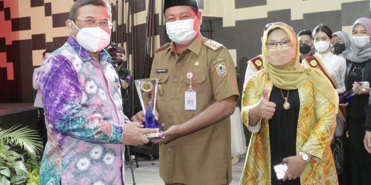 Gubernur Kalsel H Sahbirin Noor saat menyerahkan penghargaan kepada Rektor ULM Prof Dr H Sutarto Hadi.