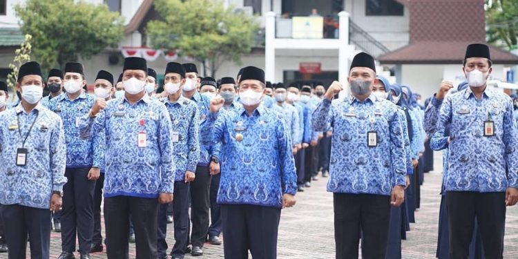 Pengambilan sumpah jabatan 121 PNS Pemko Banjarmasin di halaman Balaikota Banjarmasin. (foto : shn)