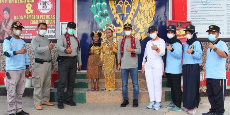 Kepala Kanwil Kemenkumham Kalsel Lilik Sujandi bersama jajaran saat berfoto bersama usai membuka Porsenap di Lapas Kotabaru. (foto : Kemenkumham Kalsel)