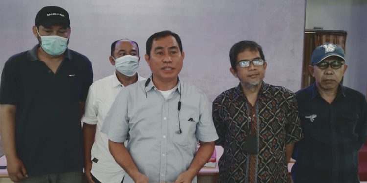 Ketua PWI Kalsel Zainal Helmie didampingi jajaran saat diwawancarai. (foto : istimewa)