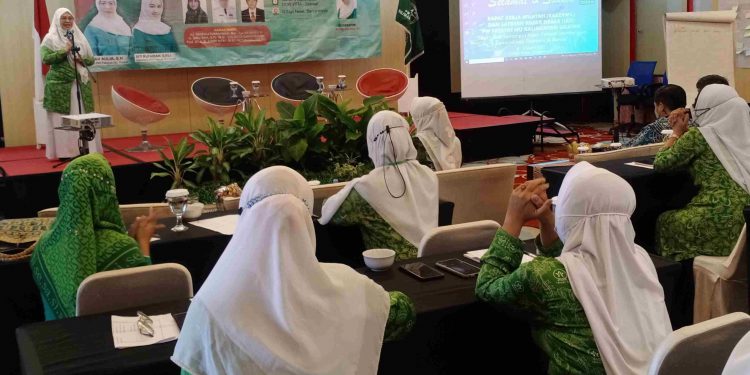 Ketua Fatayat NU Kalsel Hilyah Aulia saat memberikan sambutan pada acara seminar. (foto : smr)