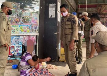 Pengemis Perempuan Mabuk Lem Sambil Bawa Anak Ditertibkan Satpol PP
