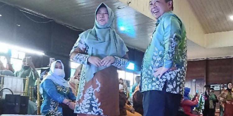 Walikota Banjarmasin H Ibnu Sina bersama istri Siti Wasilah (Ketua Dekranasda Banjarmasin) saat ikut memeragakan busana karya desainer lokal.