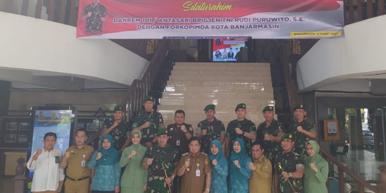 Walikota Banjarmasin H Ibnu Sina dan jajaran beserta Danrem 101/Antasari Brigjend TNI Rudy Puruwito berfoto bersama usai silaturahim di Balaikota Banjarmasin. (foto : Henri)