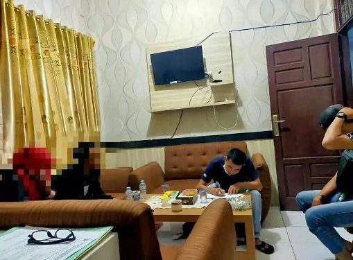 Sepasang muda-mudi yang kedapatan berduaan saat didata petugas Satpol PP Tala. (foto : IG peristiwabanua)