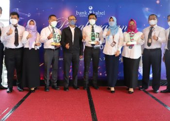 Bank Kalsel Beri Penghargaan Kantor Cabang dan Pegawai atas Pelayanan Terbaik kepada Nasabah