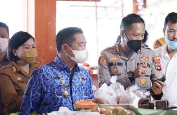 Walikota Banjarmasin H Ibnu Sina didampingi Kapolresta Banjarmasin Kombes Pol Sabana Atmojo saat monitoring harga dan ketersediaan bahan pokok di pasar.