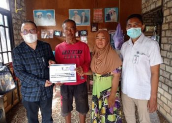 Tiga Saudara Kandung Terima Bantuan Beasiswa Bank Kalsel